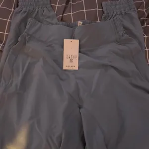 Halara joggers size L NWT thumbnail 1