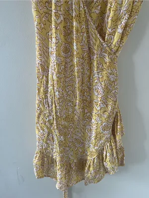 Billabong Yellow Floral Wrap Mini Dress Medium Beachy Coastal Vacation Summer thumbnail 4