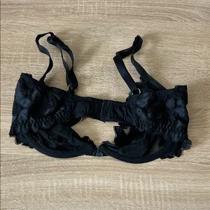 Victoria's Secret Black Lace Underwire Bra thumbnail 5