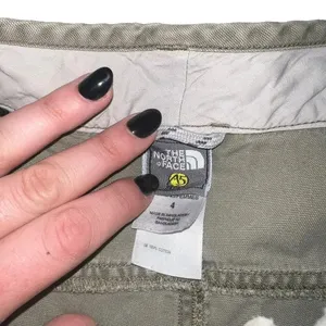 The North Face Women's 4‎ Green Multi-Pocket Cargo Hiking Shorts thumbnail 3