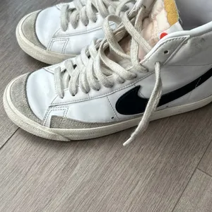 Nike Blazer Mid '77 Women's- Size 7 White/ Black  Blazer thumbnail 3