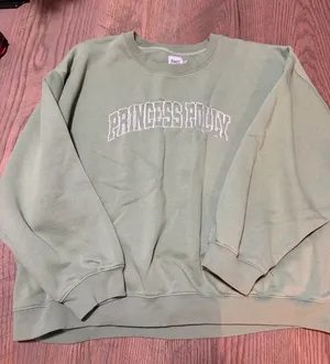 💚 Princess Polly Oversized Graphic Sweatshirt Sage Green Size US 20 thumbnail 1