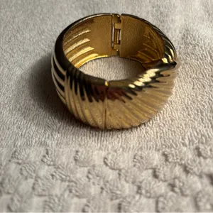 Lovely Vintage Hinged Clamper Bracelet, Gold-Tone thumbnail 3
