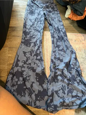 Aerie blue floral flared leggings thumbnail 4
