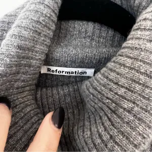 Reformation Luisa Grey Turtleneck Cashmere Sweater thumbnail 6