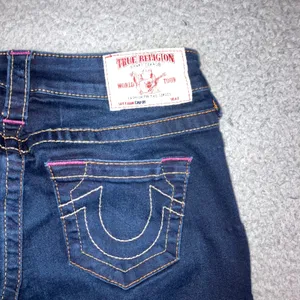 True Religion Low Rise Capri Jeans Womens 25x23.5 Blue Y2K Pink Stitch Logo Flaw thumbnail 13