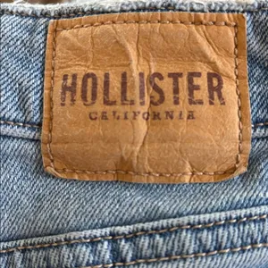 Hollister Distressed Ultra High-Rise MOM Shorts 33”Med Wash Fringe Hem 3” Hem thumbnail 5