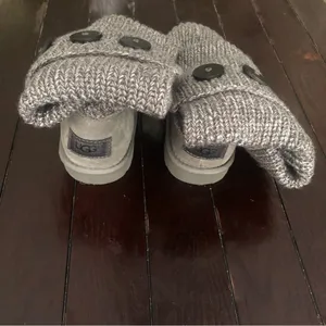 UGG Classic Cardy knitted sweater 3 button fold over boots.Silver color. Size: 8 thumbnail 14