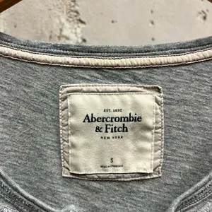 Abercrombie Y2K Vintage Fitted Gray Long Sleeve Henley Floral Design Top thumbnail 3