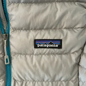 Patagonia Women's Light Gray Vest with Teal Zippers thumbnail 2