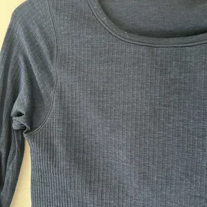 Lululemon ribbed Navy long sleeved crop top. Size 6 thumbnail 2