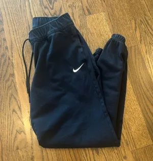 Nike Women’s Black Solo Swoosh Sweatpants thumbnail 5