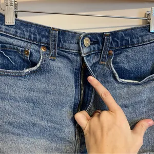 Abercrombie and Fitch The Mom High Rise Shorts size 0 thumbnail 2