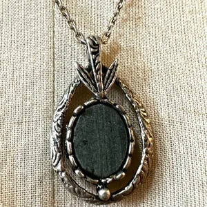 Green and silver tone vintage pendant necklace thumbnail 2