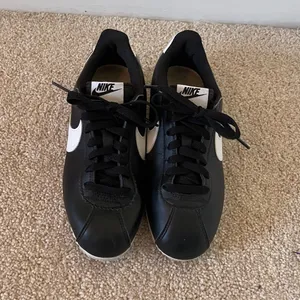 Nike Classic Cortez Black White 807471-010 Women’s Size 7 thumbnail 2