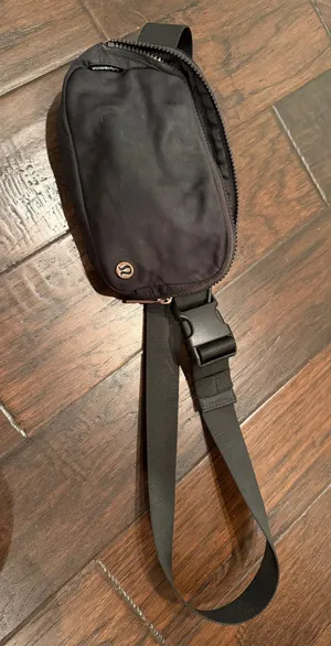 Lululemon Belt Bag Everywhere thumbnail 1