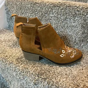 OLIVIA MILLER Embroidered Suede Floral Exposed Ankle Booties‎ Boho Size 6 thumbnail 2