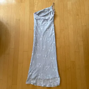 Princess Polly Jazmira one shoulder floral lavender maxi dress with open back thumbnail 3