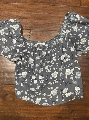 Hollister crops top flower pattern purple thumbnail 1