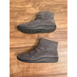 Clarks Cloudsteppers Sillian Tino Grey Ruched Ankle Boots‎ Sz 8 thumbnail 3