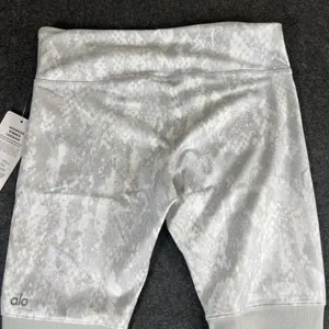 Alo‎ Yoga Goddess Ribbed Legging Vapor Python Glossy Grey White Snakeskin Medium thumbnail 11