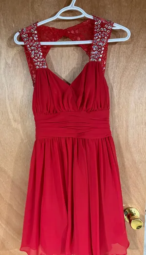 Red juniors short formal dress Size 9 thumbnail 1