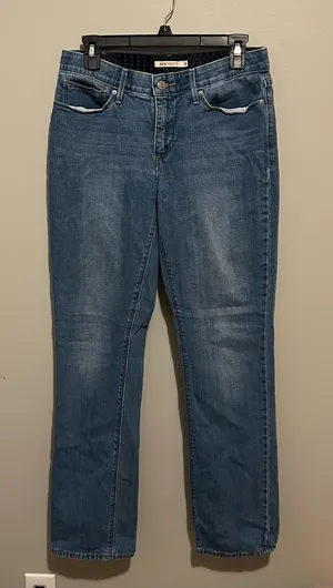 525 Levi’s Women's Medium Blue Straight-Leg Jeans thumbnail 1