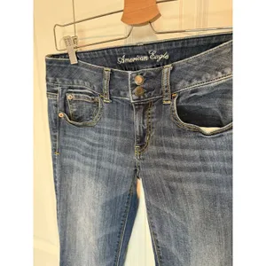 American Eagle Artist Women's low-rise Jeans Stretch/Double Button Size 6 Reg thumbnail 2