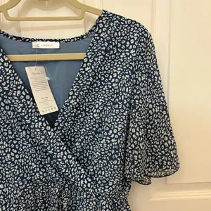 NWT!! KIRUNDO V-Neck Ruffle Abstract Floral Print Dress in Blue & White thumbnail 9