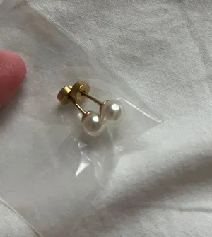 Pearl gold earring thumbnail 3