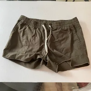Vuori Women’s XL Olive Green Organic Cotton Utility Shorts Drawstring thumbnail 3