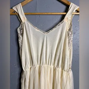 Vintage nightgown with lace detailing in size Small thumbnail 5