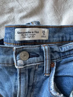 Abercrombie High-Rise Jeans thumbnail 3