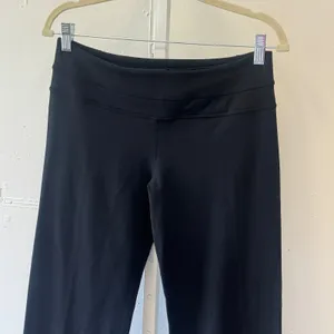 Lululemon Groove Pants Black Flare Yoga Pants Size 8 Reg Mid Rise Athleisure thumbnail 3