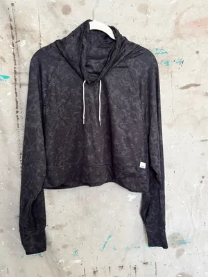 Vuori Halo Crop Funnel Neck Top in Charcoal Tortoise thumbnail 2