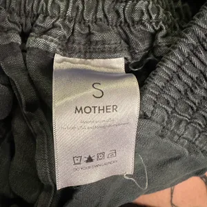 MOTHER The Bingo Fray Cropped Wide Leg in Faded Black Linen Blend thumbnail 9