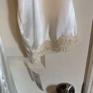 Vintage NWT 90's Jones New York Bridal Satin Robe With Lace Sz Small/Med‎ Cream thumbnail 3