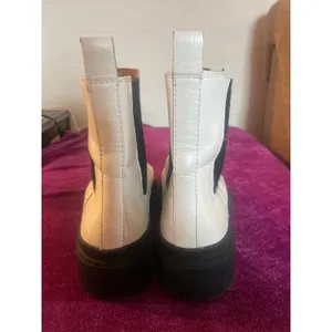 LUCKY BRAND Ellerey Lug Sole Chelsea Boots White Black Size 8.5 39 COMBAT GRUNGE thumbnail 4