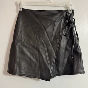 Abercrombie & Fitch Black Faux Leather Mini Skort Skirt Size‎ XXS thumbnail 4