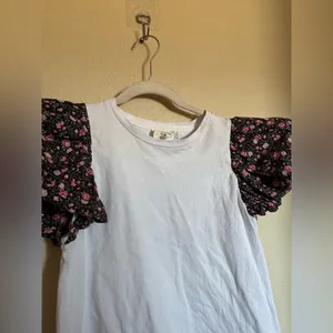 Tuckernuck‎ HYACINTH HOUSE Floral Sleeve White Shelby Tee Sz Medium thumbnail 4