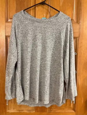 Maurices gray long open sleeve with bows tops size xlarge. thumbnail 1