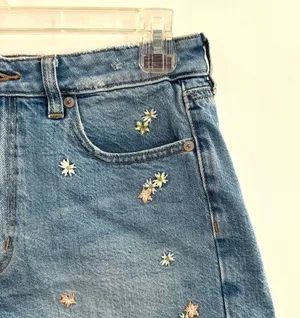 American Eagle Dainty Flower Embroidered Mom Short Denim Shorts Raw Fray Hem thumbnail 3