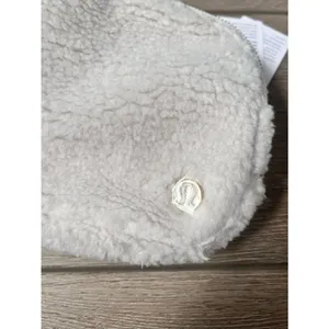 Lululemon Everywhere Belt Bag *Fleece - White and Gold thumbnail 3