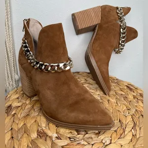 Steve Madden Boots Cedar Chestnut Suede Leather Ankle Booties Brown Chain Accent thumbnail 2