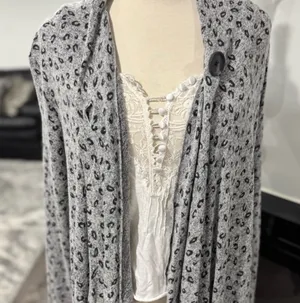 Bobeau Grey Leopard One-Button Fleece Wrap/Cape/ Cardigan thumbnail 7