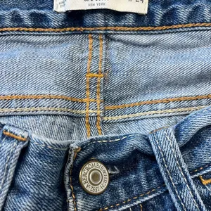 Abercrombie & Fitch Distressed Jeans Size 00 thumbnail 3