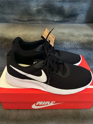 NEW Nike Women’s Tanjun Sneakers thumbnail 2
