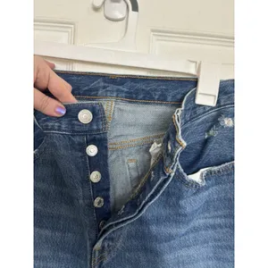 Levi’s Women's 501 Medium Wash Jeans Button Fly 27X28 Classic Straight thumbnail 7