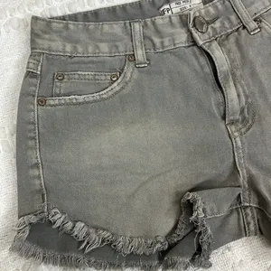 Free People‎ Grey Cotton Distressed Shorts Size 25 thumbnail 2