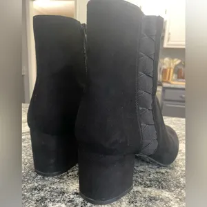 NINE WEST Qualner Black Faux Suede Ankle Boots Block Heel Side Zip Size 9.5 M thumbnail 9